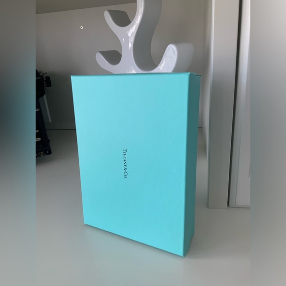 TIFFANY & CO. Medium Gift Box BRAND NEW - Picture 4 of 10